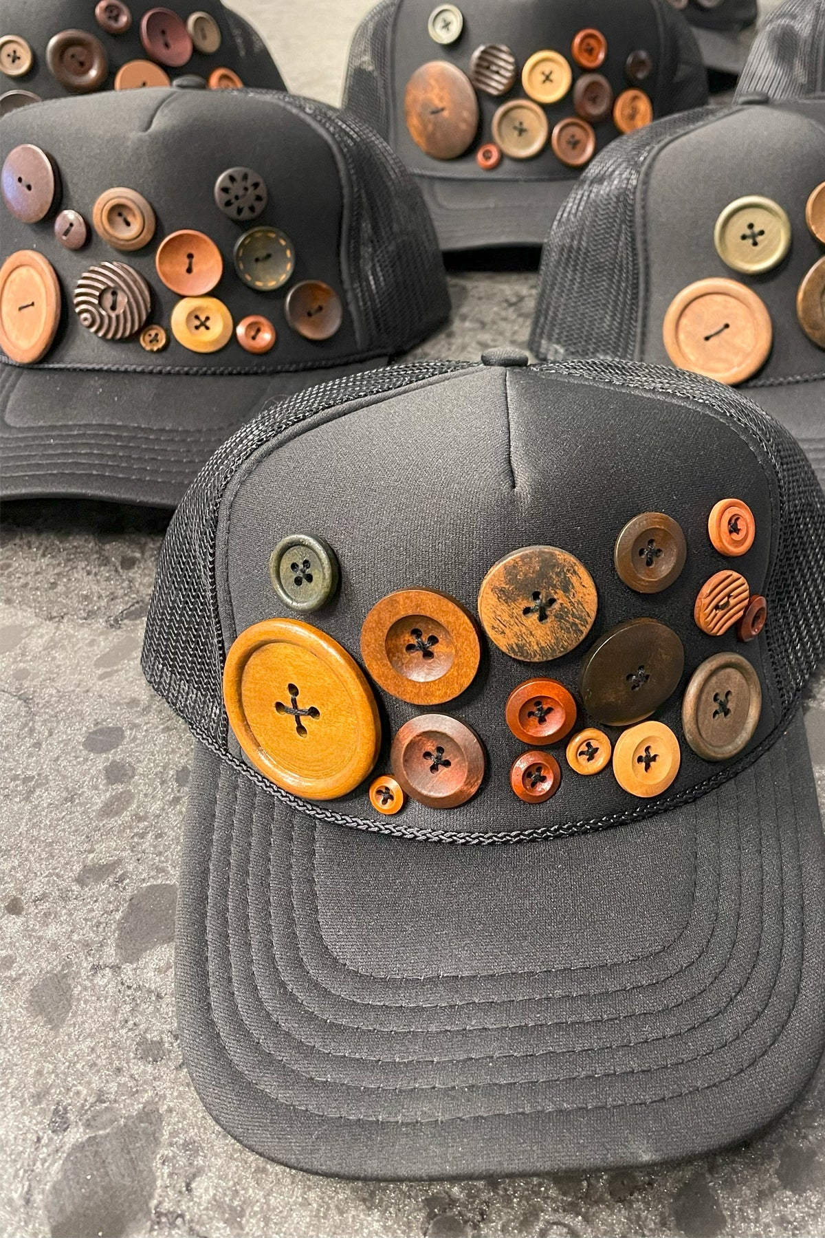 UNANNOUNCED BUTTON HAT